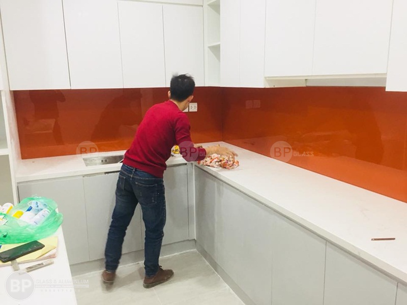 Lắp kính bếp màu cam cho chung cư Iperia Nguyễn Huy Tưởng